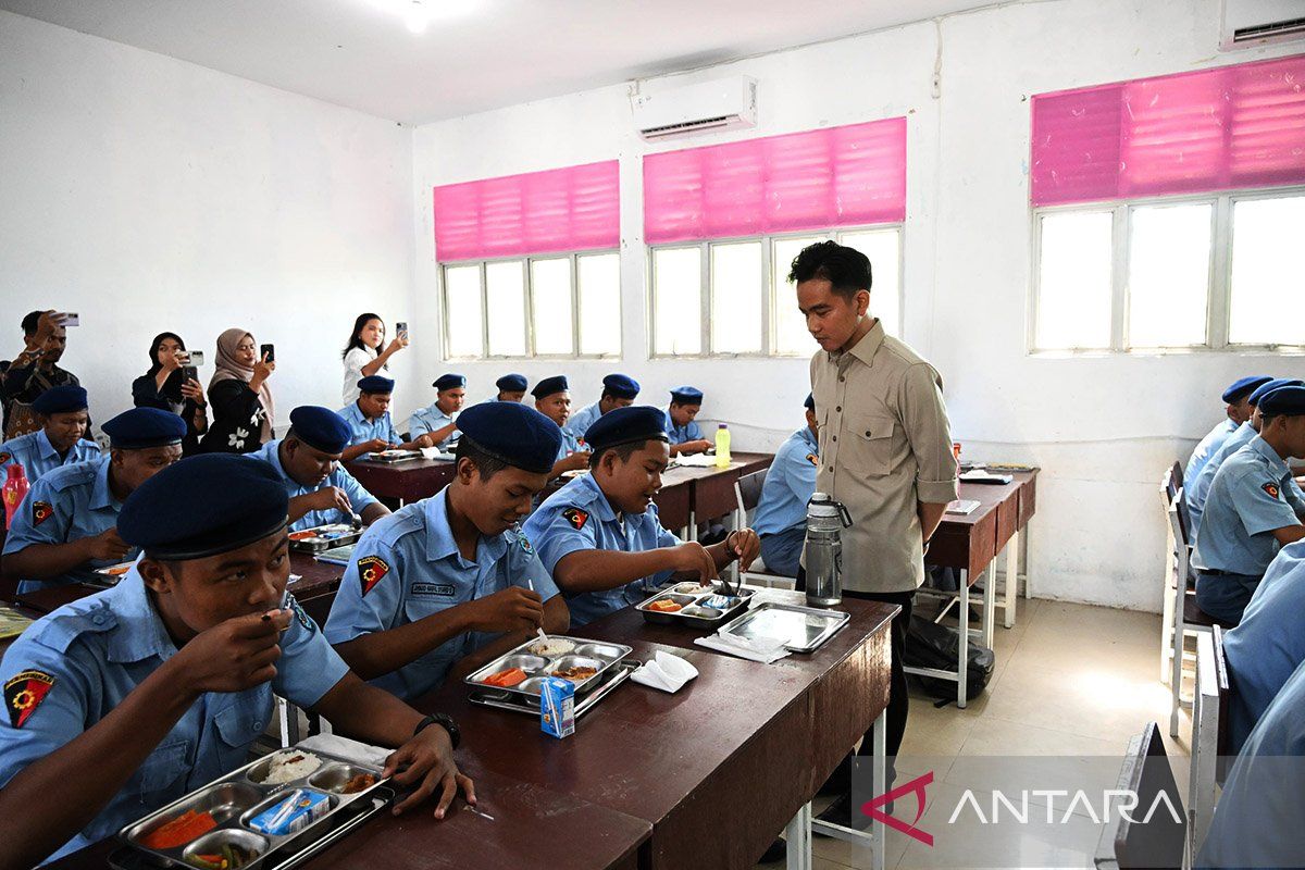 Tinjau MBG di Batam, Gibran-Selvi minta siswa konsumsi buah dalam menu