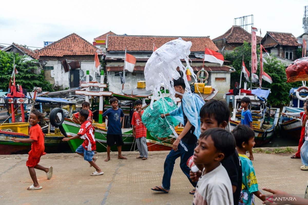 Seniman disabilitas ubah sampah laut jadi karya seni di Pandeglang