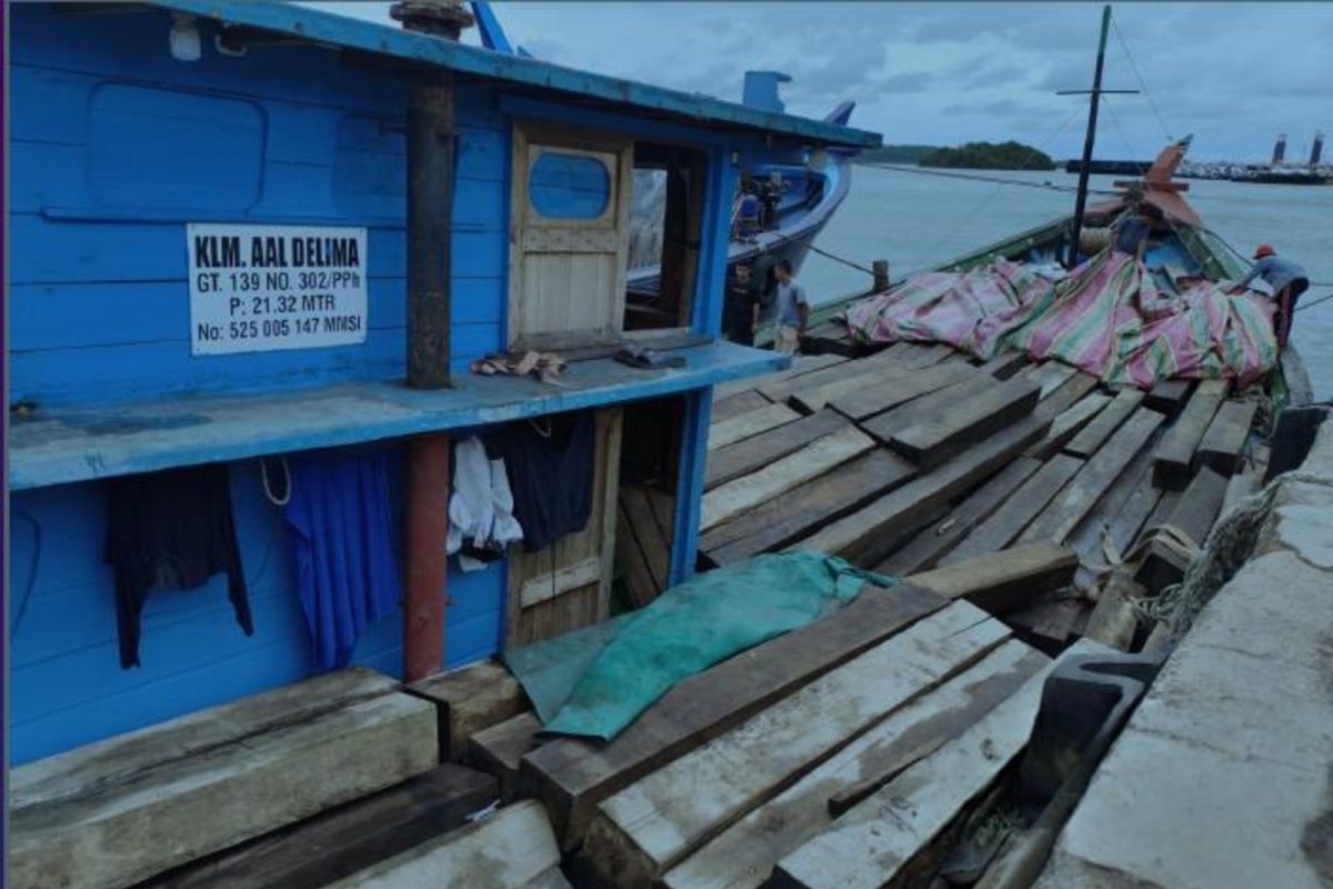Kemenhut-Bakamla amankan ratusan batang kayu olahan ilegal di Batam