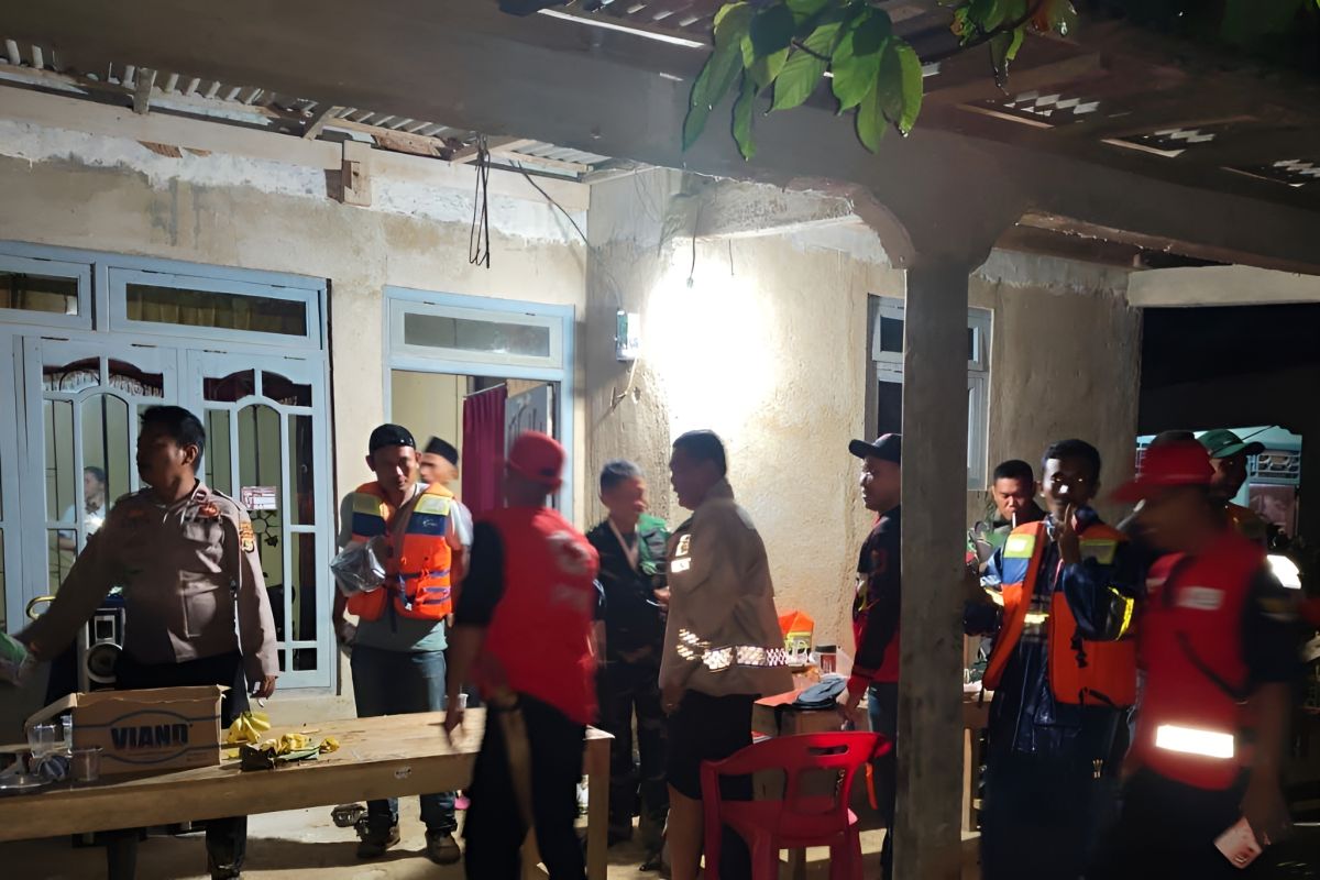 Polisi bantu evakuasi warga terdampak banjir bandang di Lampung Barat