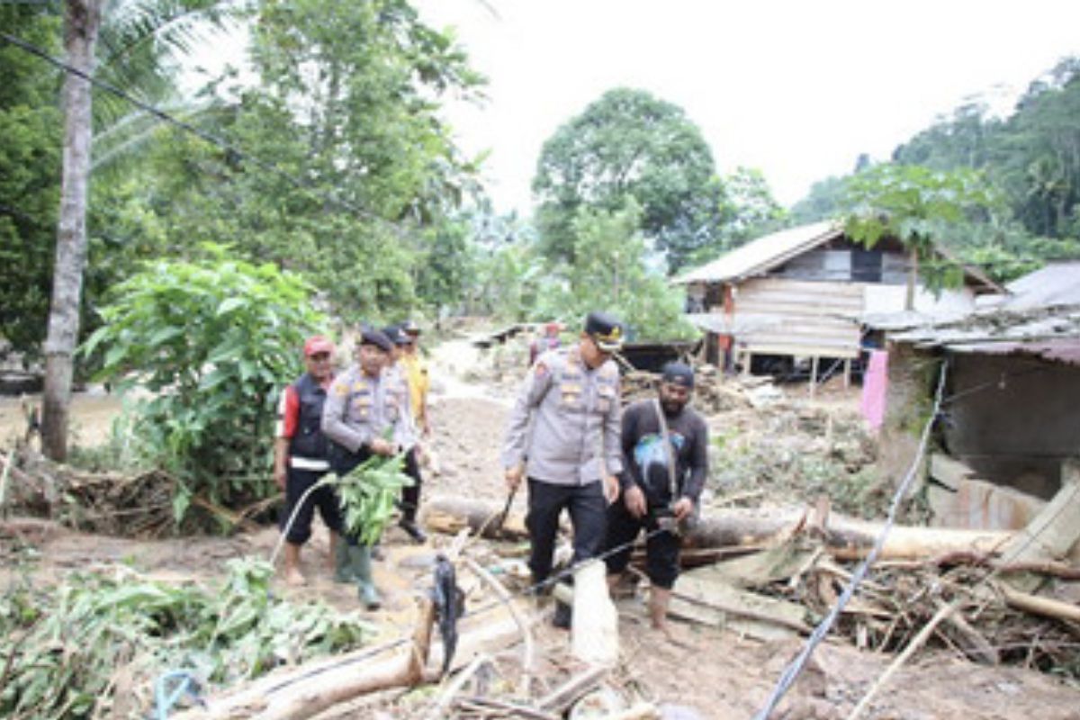 Polisi berikan bantuan sembako kepada korban banjir di Lampung Barat 