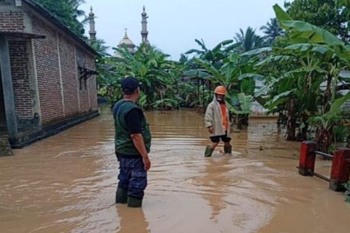 Hujan picu banjir di Kroya Cilacap