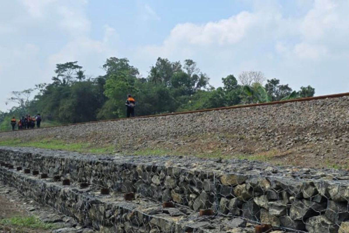 KAI Purwokerto perkuat rel dengan cerucuk beronjong hadapi musim hujan