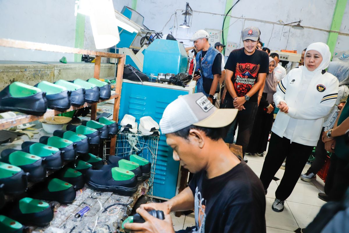 Gubernur Jatim tawari UMKM sepatu Mojokerto ikuti misi dagang