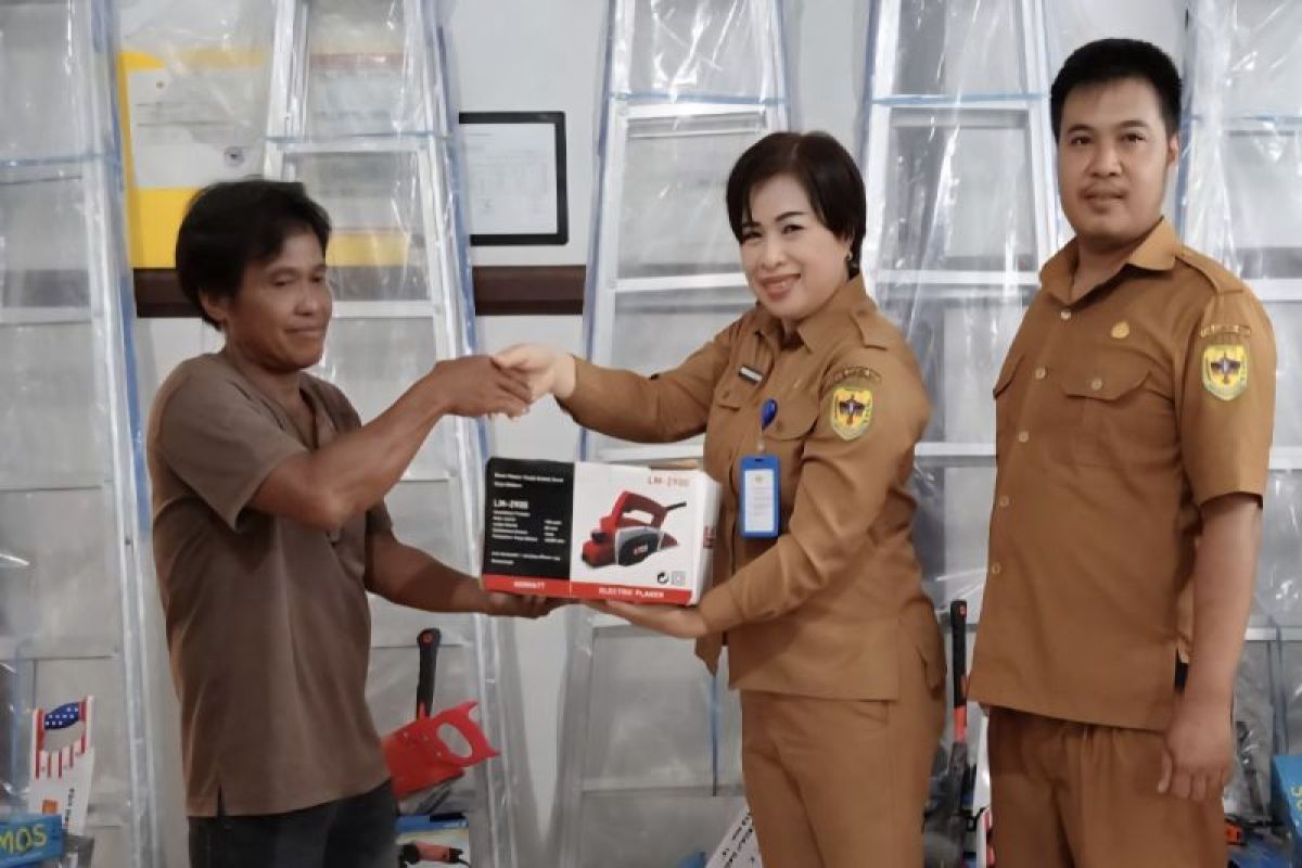 Pemkab Gunung Mas salurkan bantuan alat kerja kepada para tukang