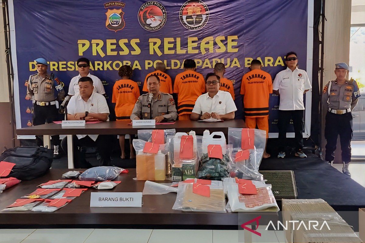 Polda bongkar pabrik miras oplosan bercukai palsu di Manokwari