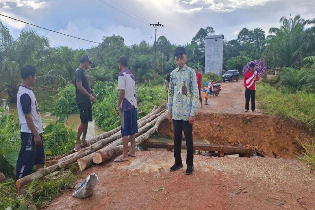 Akses warga di Telaga Antang terputus karena jalan ambles