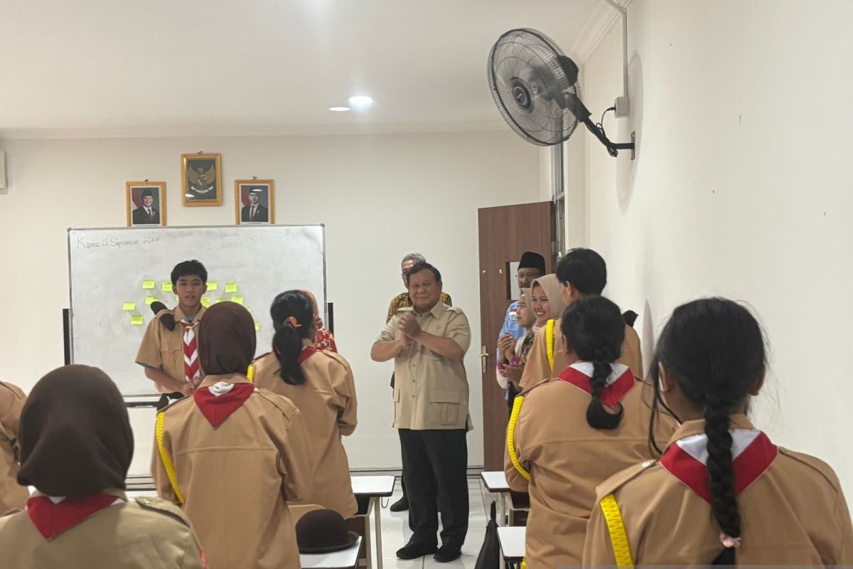 Perdana tinjau Sekolah Rakyat, Prabowo disambut yel-yel dari siswa