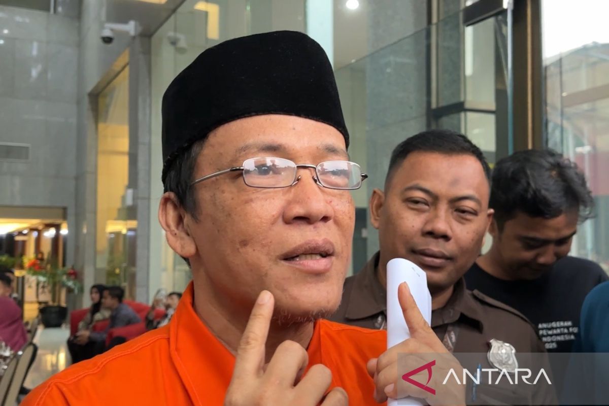 Immanuel Ebenezer tampil berpeci saat diperiksa KPK: Biar lebih keren