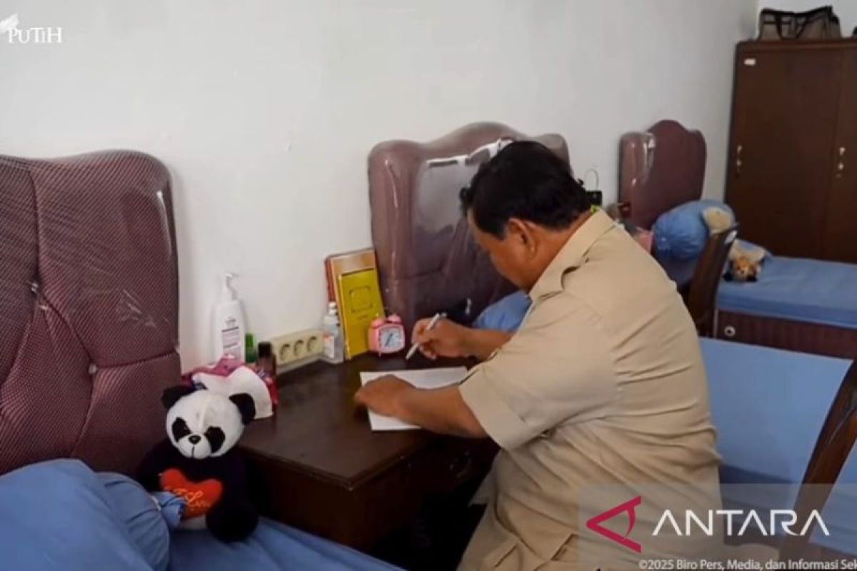 Prabowo tinggalkan pesan di buku siswa saat kunjungi Sekolah Rakyat