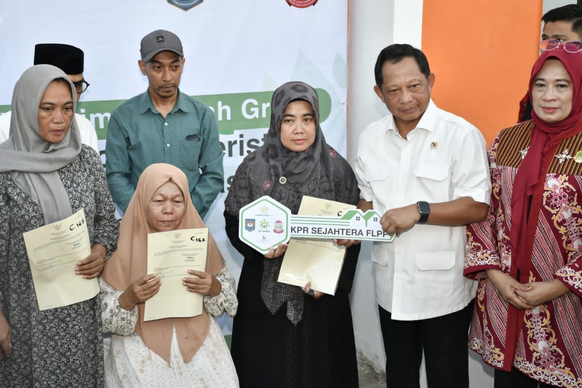 Mendagri-Menteri PKP bantu rumah kepada empat korban demo Makassar