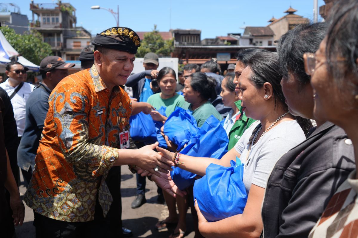 Kemendagri serahkan bantuan kepada korban banjir di Bali