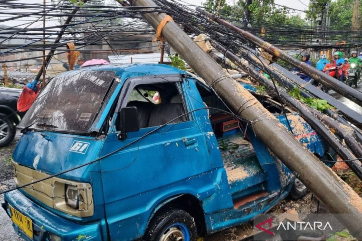 Sebuah angkot tertimpa pohon tumbang di Pondok Labu