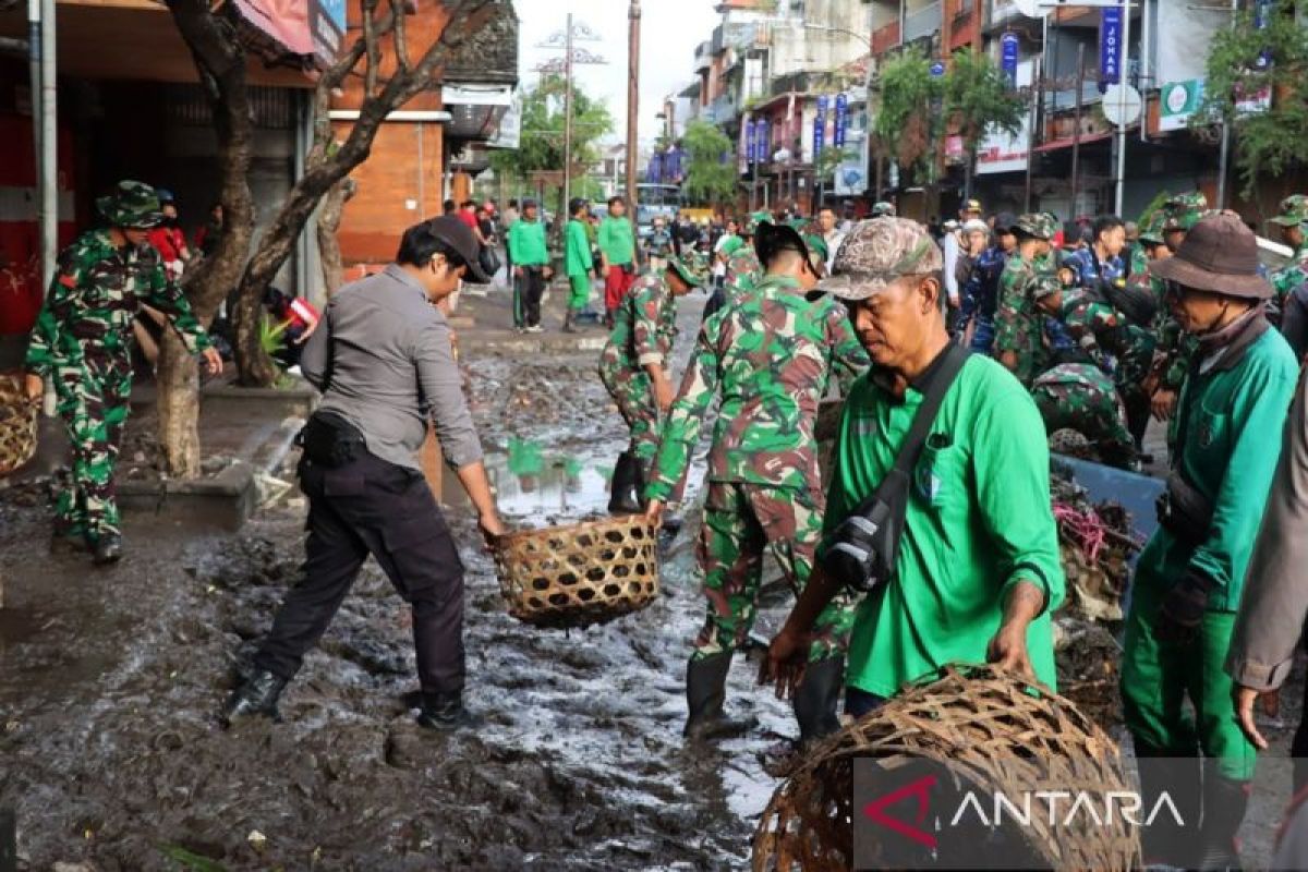 TNI AD turunkan prajurit untuk evakuasi korban banjir di Bali