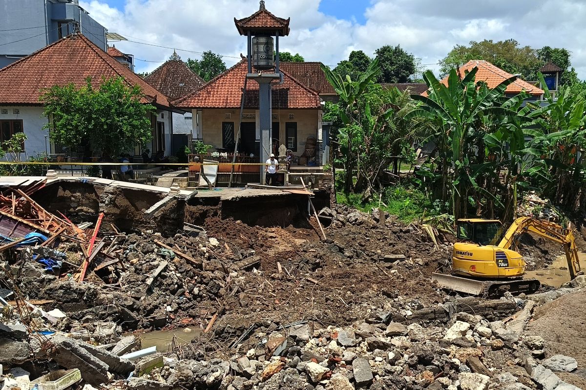 Bali floods: Search underway for missing family of three
