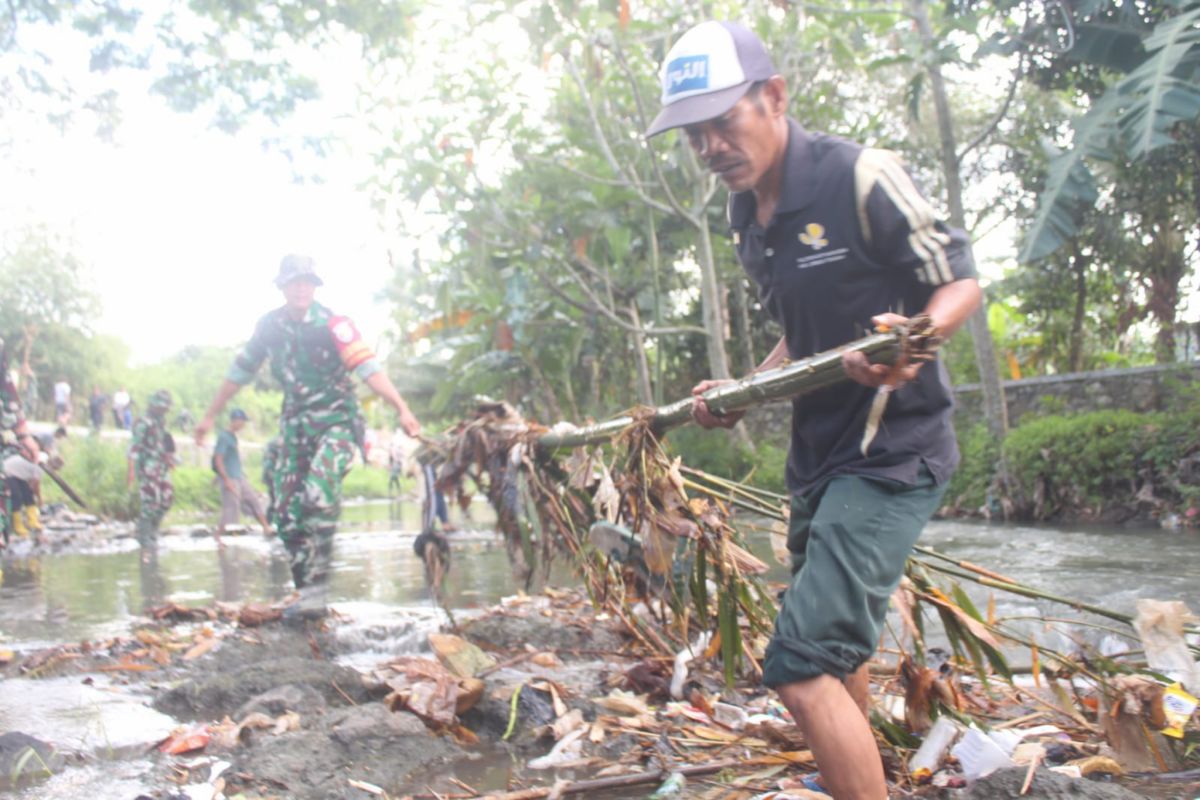 Kodim Lombok Tengah bersama warga bersihkan sungai dari sampah