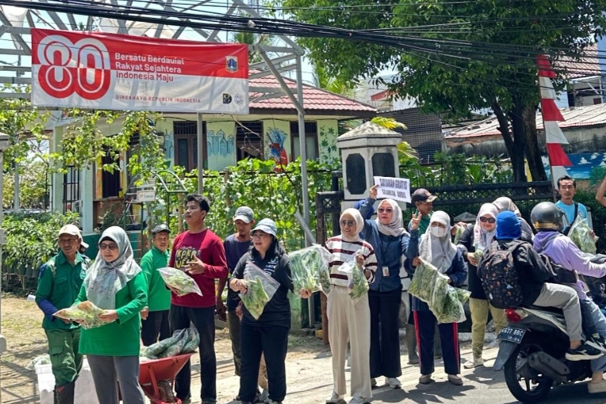 Jakbar bagikan 110 kantong berisi sayuran untuk warga