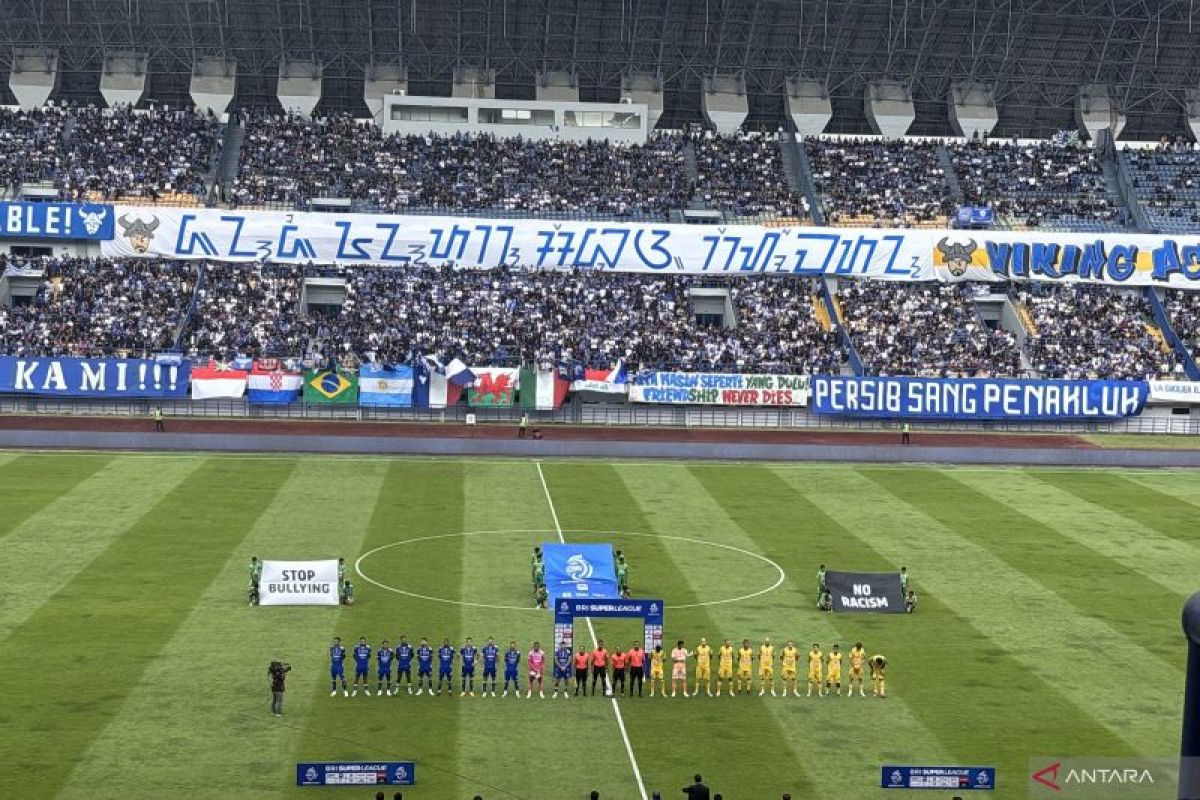 Uilliam Baros antarkan Persib kalahkan Persebaya