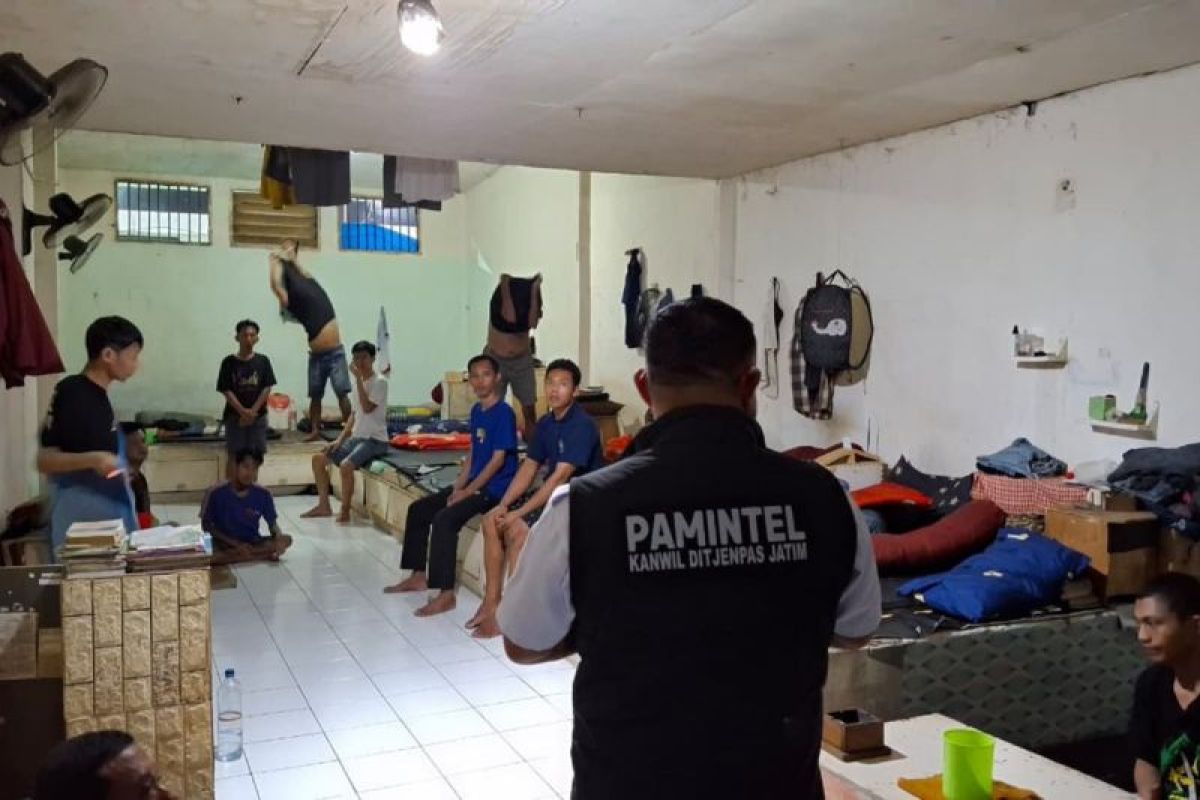 Lapas Madiun-Pamintel Ditjenpas Jatim geledah kamar huni warga binaan