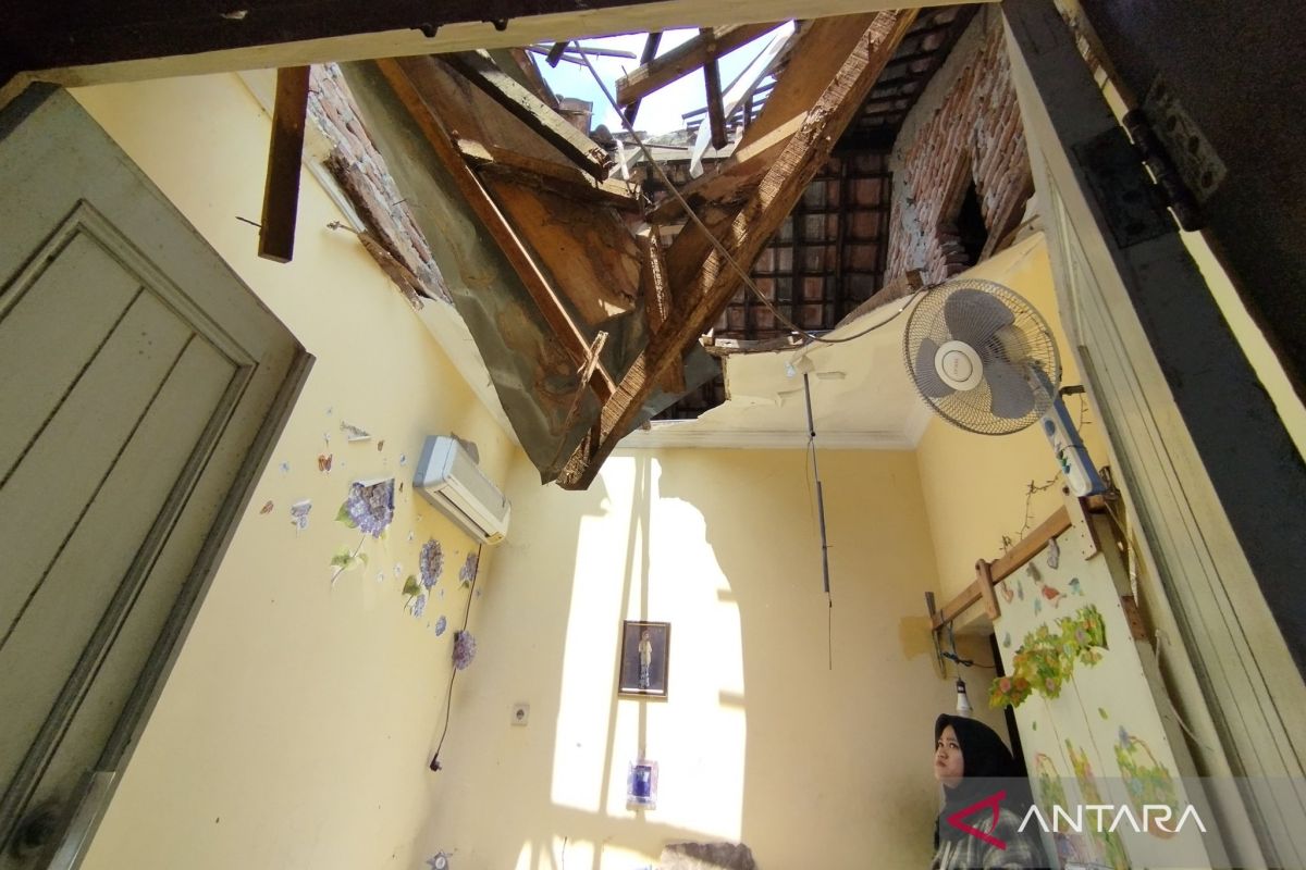 Pemkab Kudus bantu  material dan sembako untuk warga rumahnya ambrol