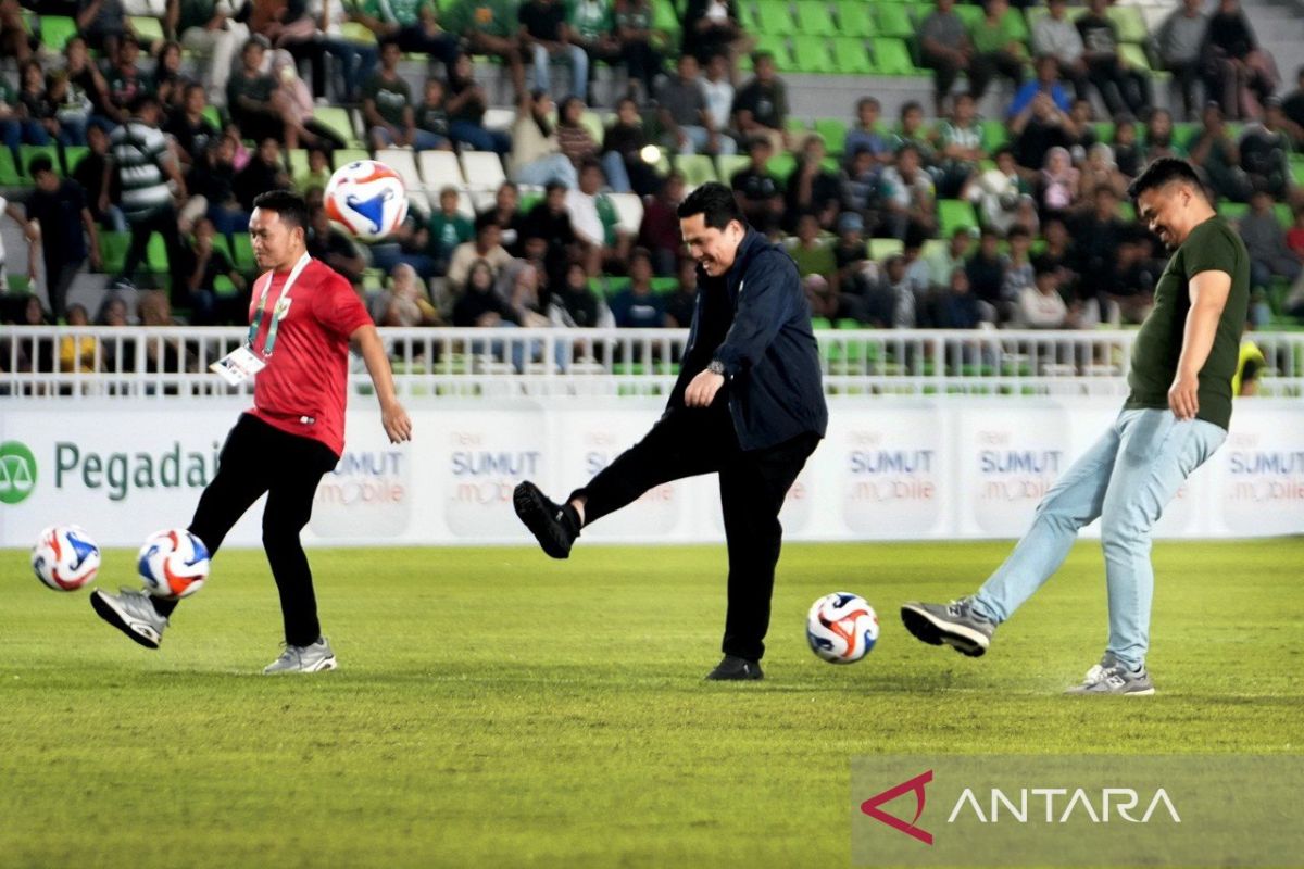 Bobby bersama Erick tendang bola Pegadaian Championship 2025/2026