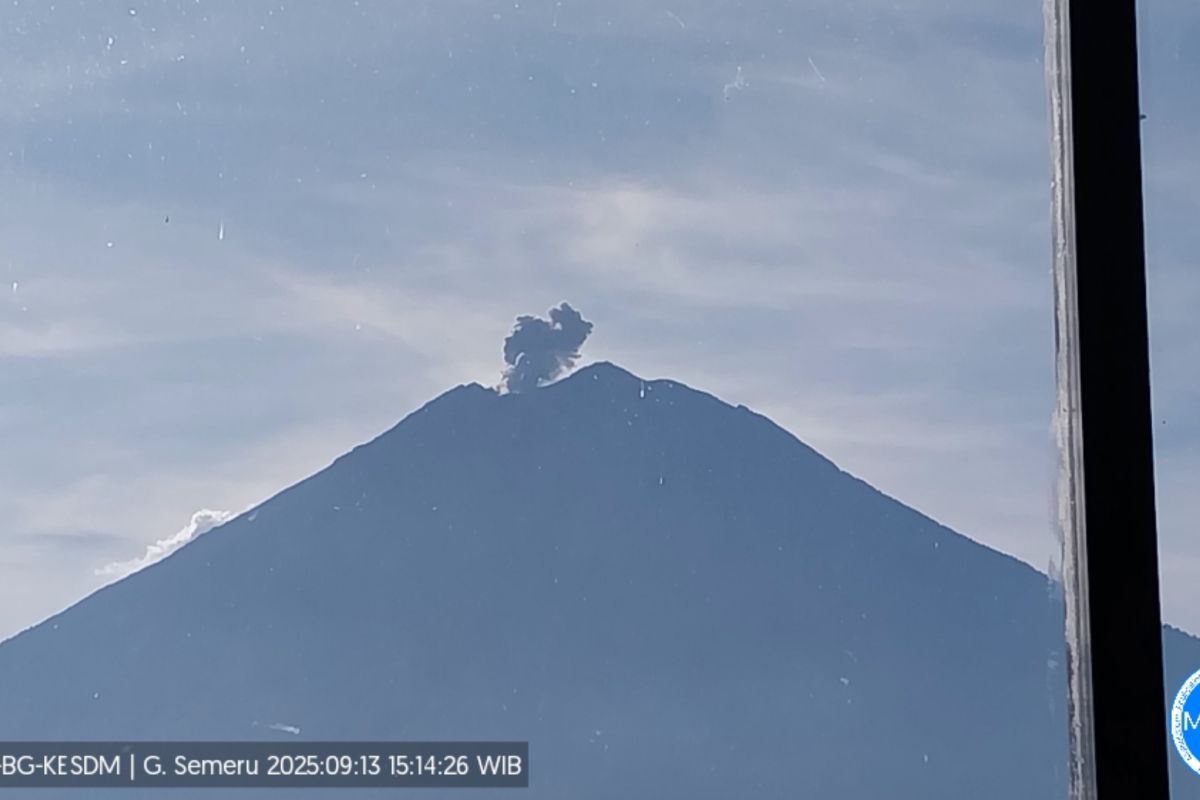Gunung Semeru erupsi Sabtu sore, tinggi letusan capai 500 meter