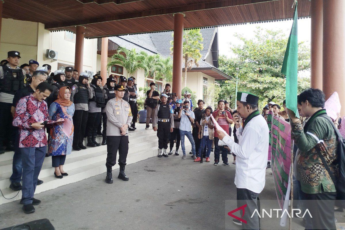 Masyarakat dan mahasiswa gelar aksi damai ke DPRD Kobar