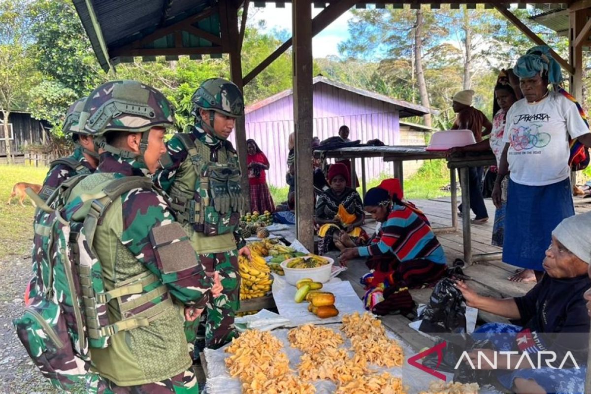 Satgas Yonif 521/DY penuhi kebutuhan pangan hasil warga Papua