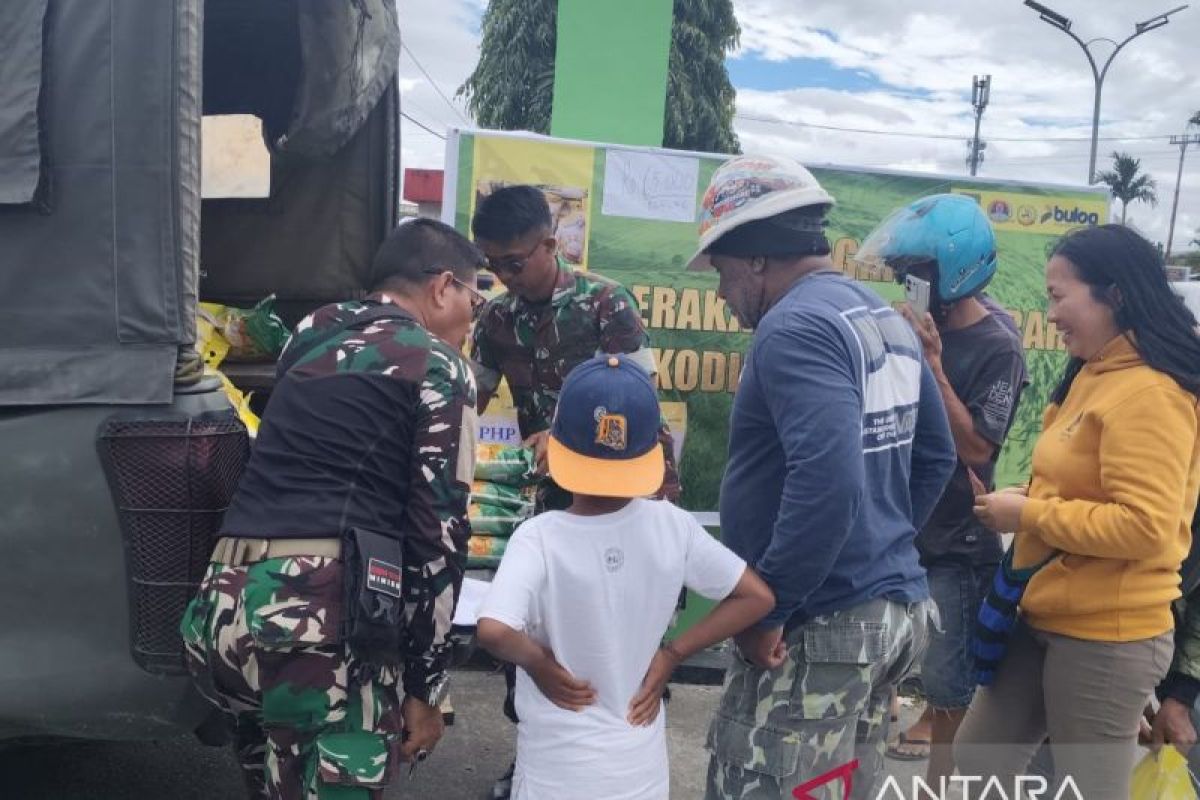 Kodim Mimika sediakan 2,5 ton beras saat gerakan pangan murah
