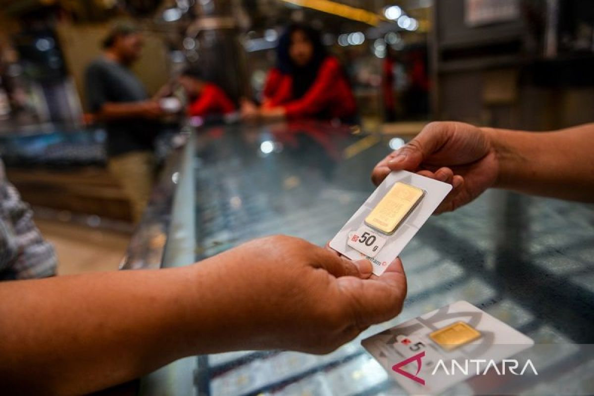Harga emas Antam Selasa ini melambung sentuh angka Rp2,105 juta/gram