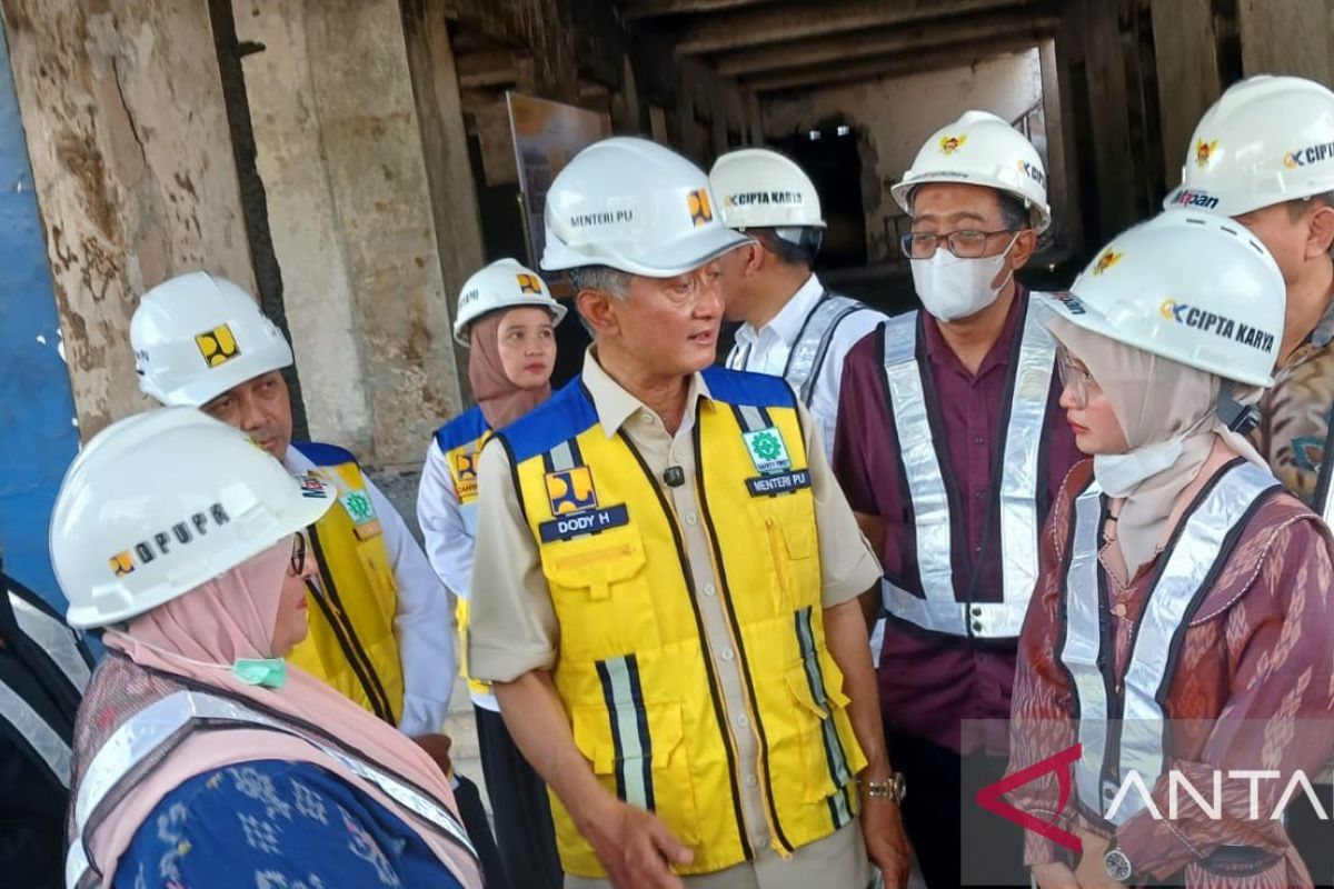 Menteri PU cek kondisi bangunan DPRD di Kediri yang dibakar massa
