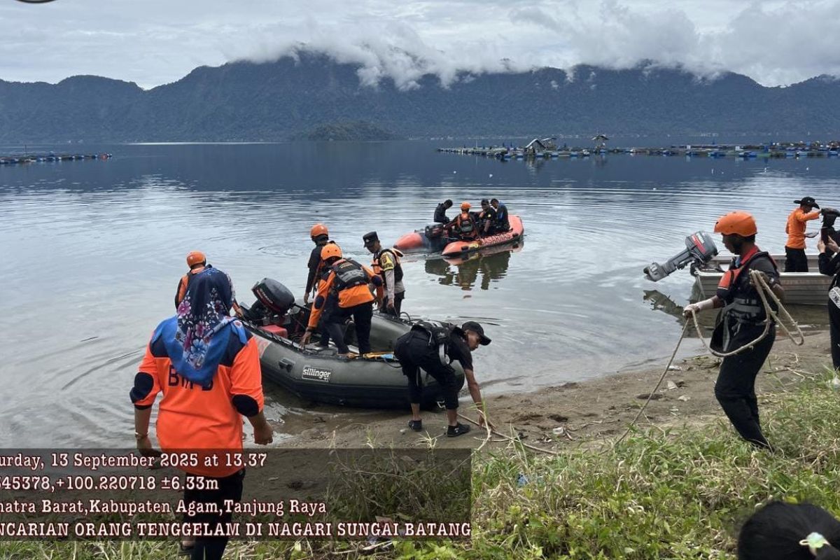 Tim Gabungan Agam menyelam ke dasar Danau Maninjau cari nelayan hilang