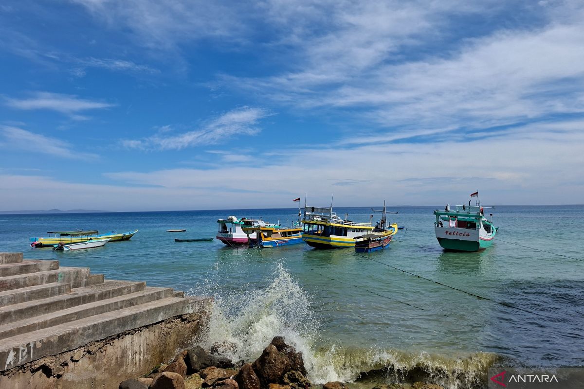 BMKG: Waspadai gelombang 4 meter di perairan NTT