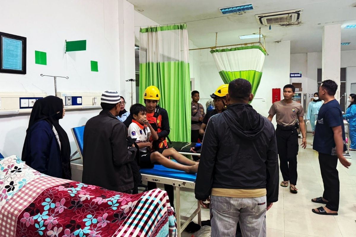 Tim SAR Anambas evakuasi pelajar alami hipotermia di kapal kandas
