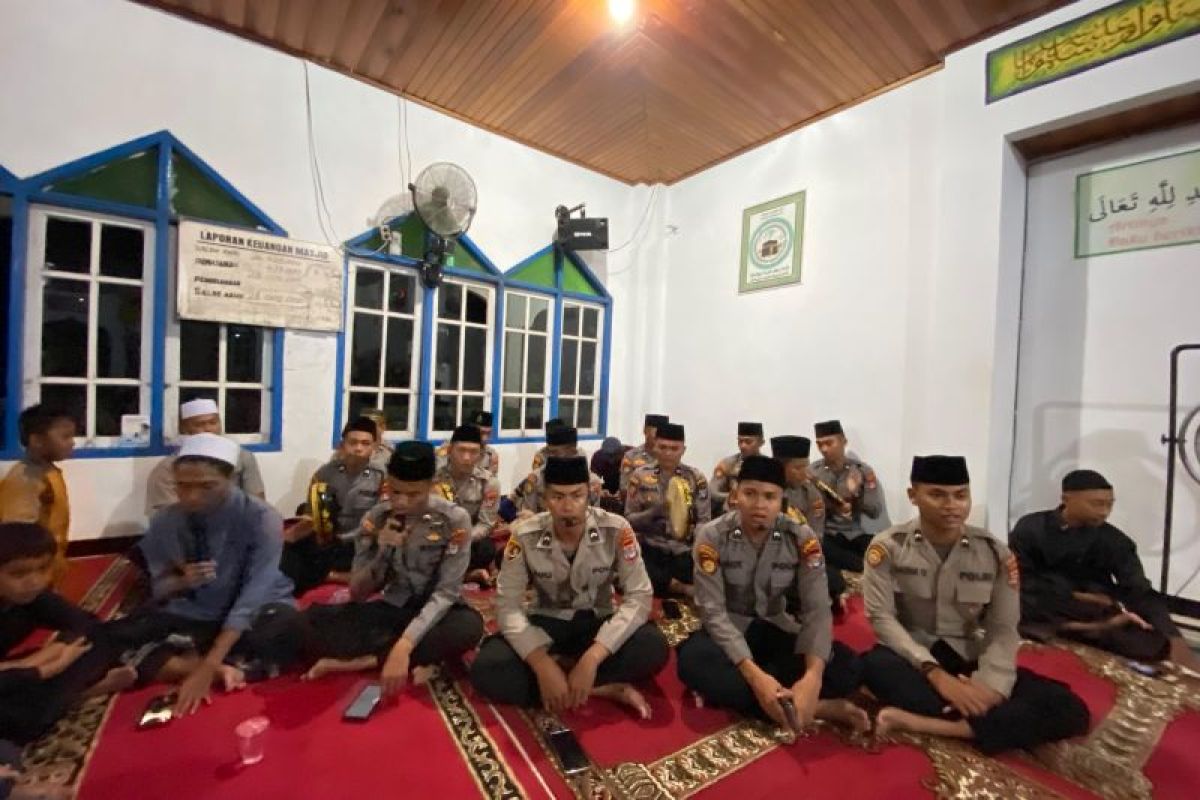 Personel Ditsamapta Polda Kaltara Tampil Sebagai Tim Hadrah dalam Peringatan Maulid