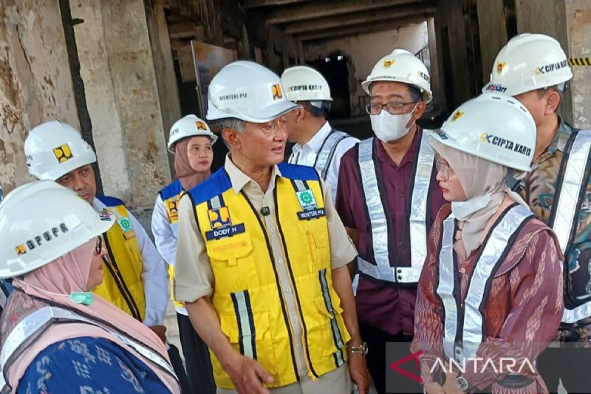 Menteri PU cek kondisi bangunan DPRD di Kediri yang dibakar massa