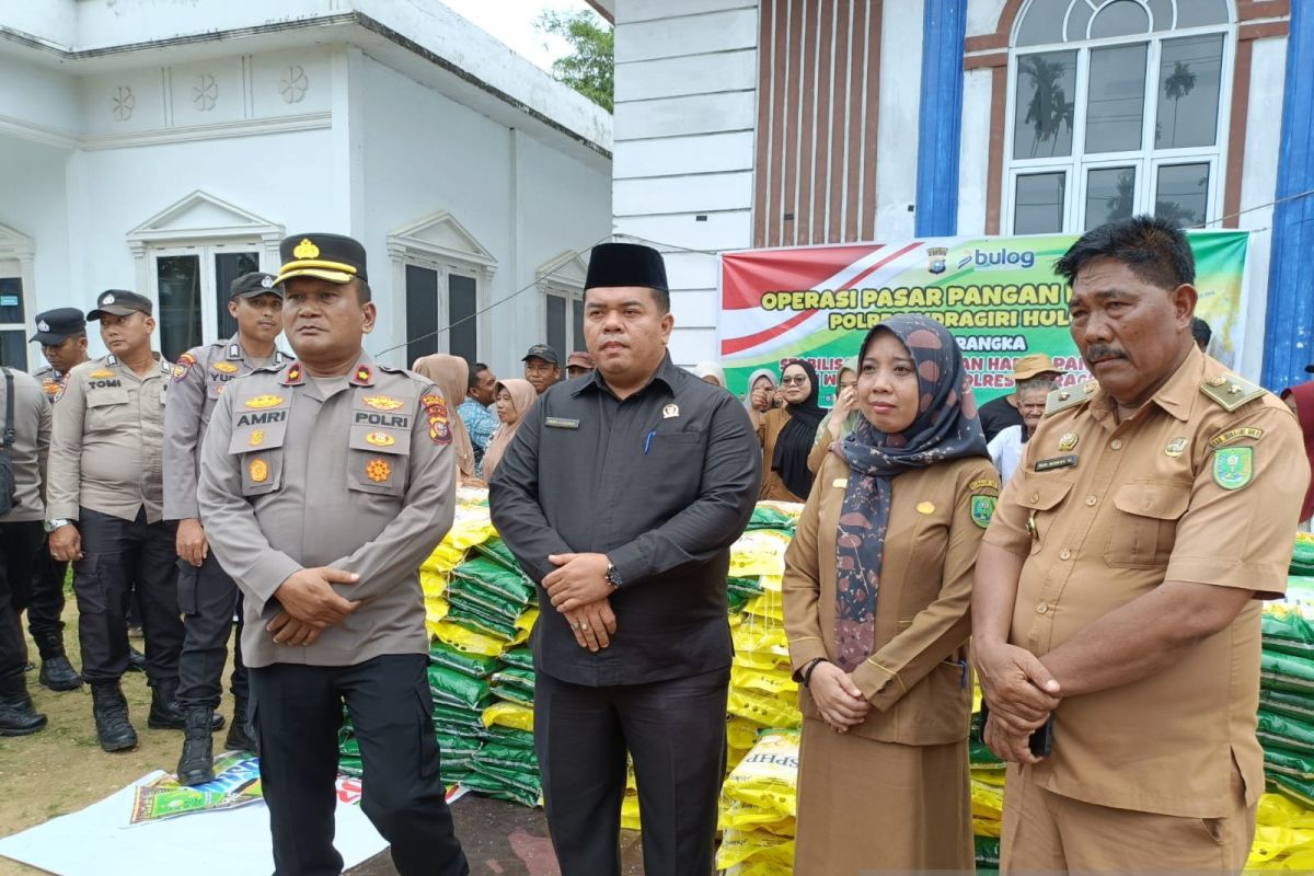 Polres Inhu peduli, masyarakat Desa Danau Baru dapat beras murah