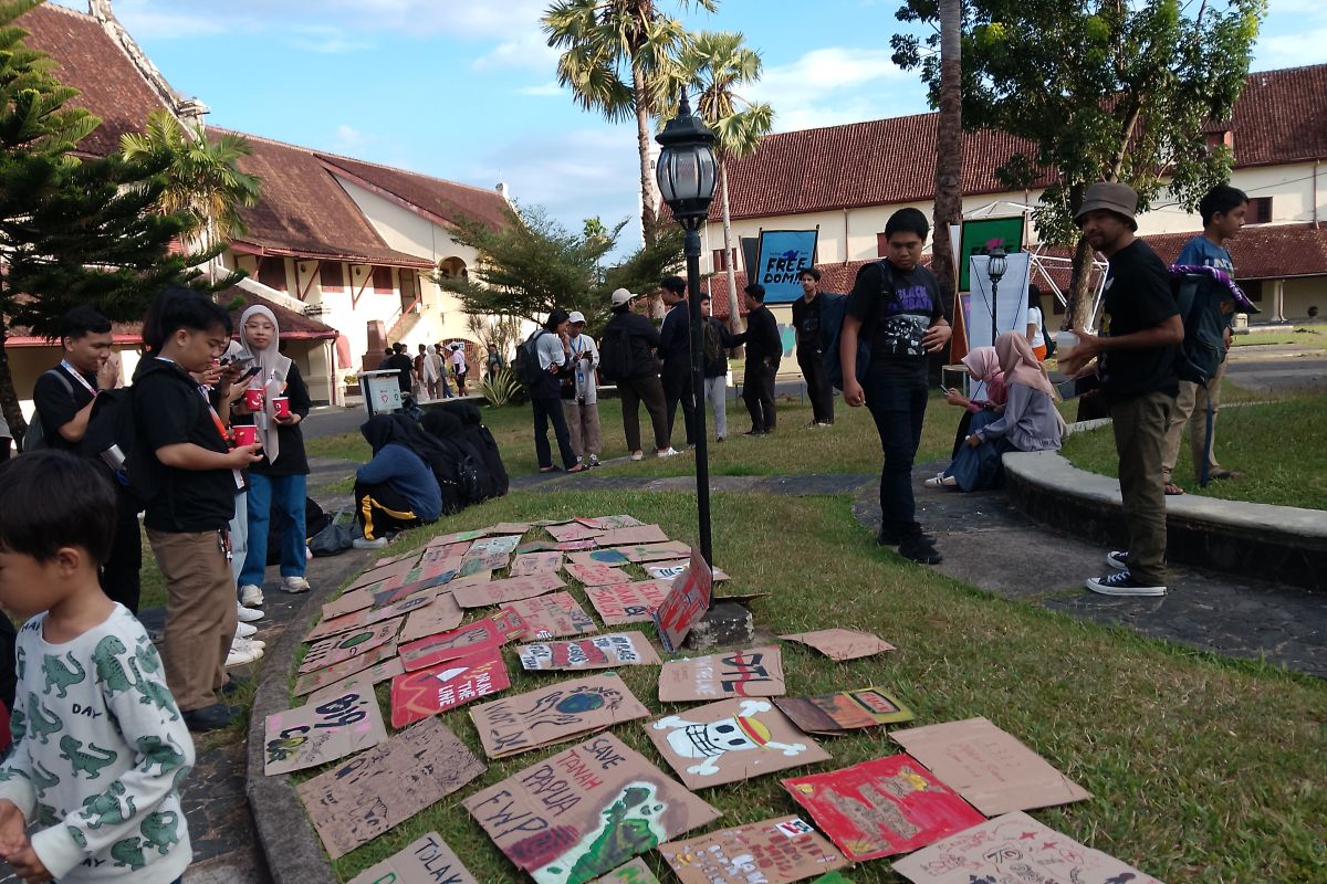 Peringatan Hari Demoktrasi Internasional menekankan kebebasan pers