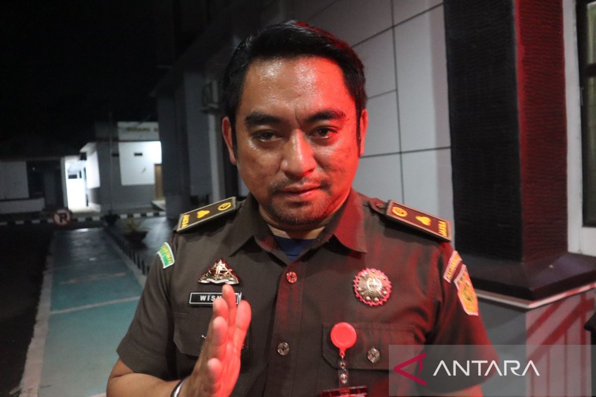 Kejari Mabar menahan dua tersangka korupsi proyek irigasi Wae Kaca I