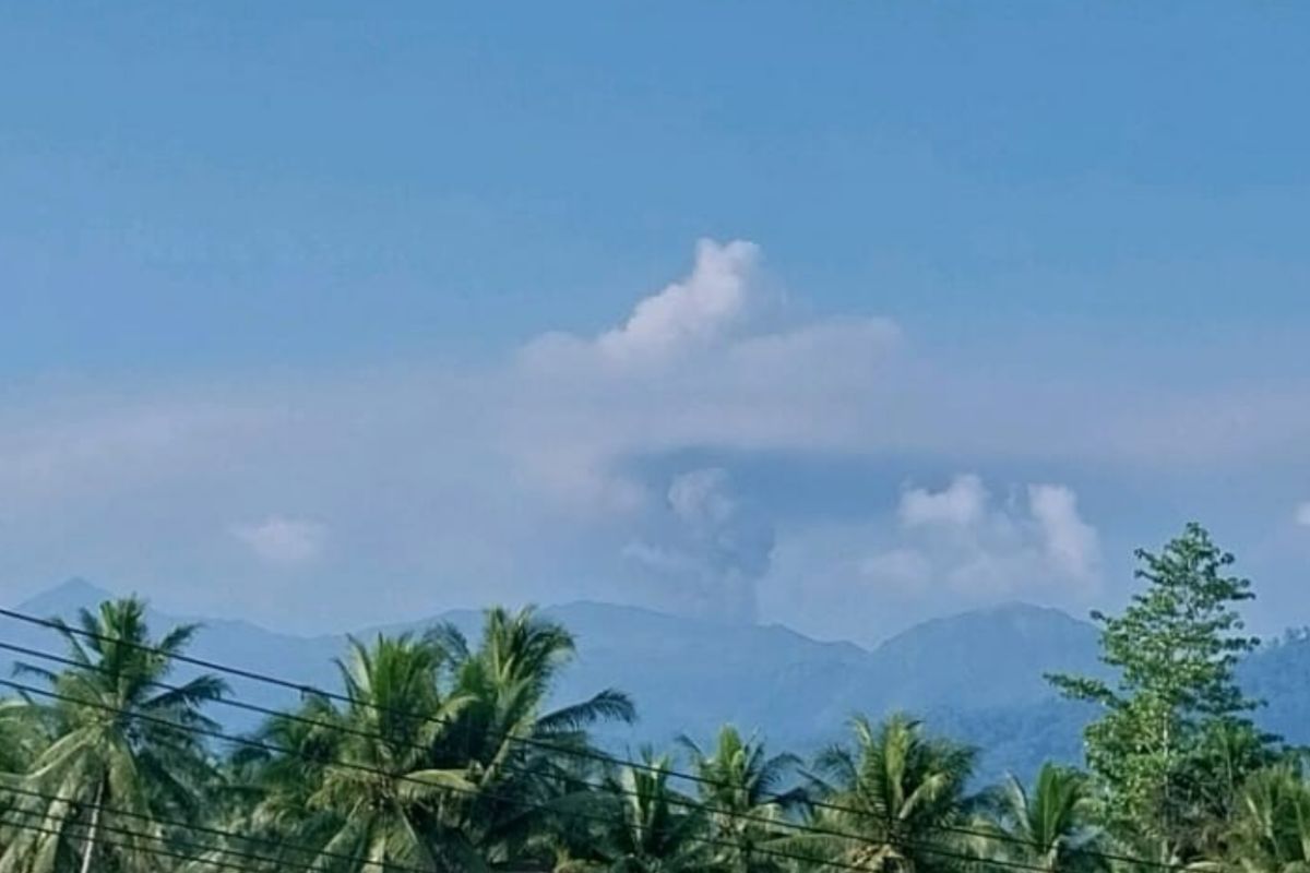 Gunung Dukono kembali lontarkan abu vulkanik hingga 500 meter