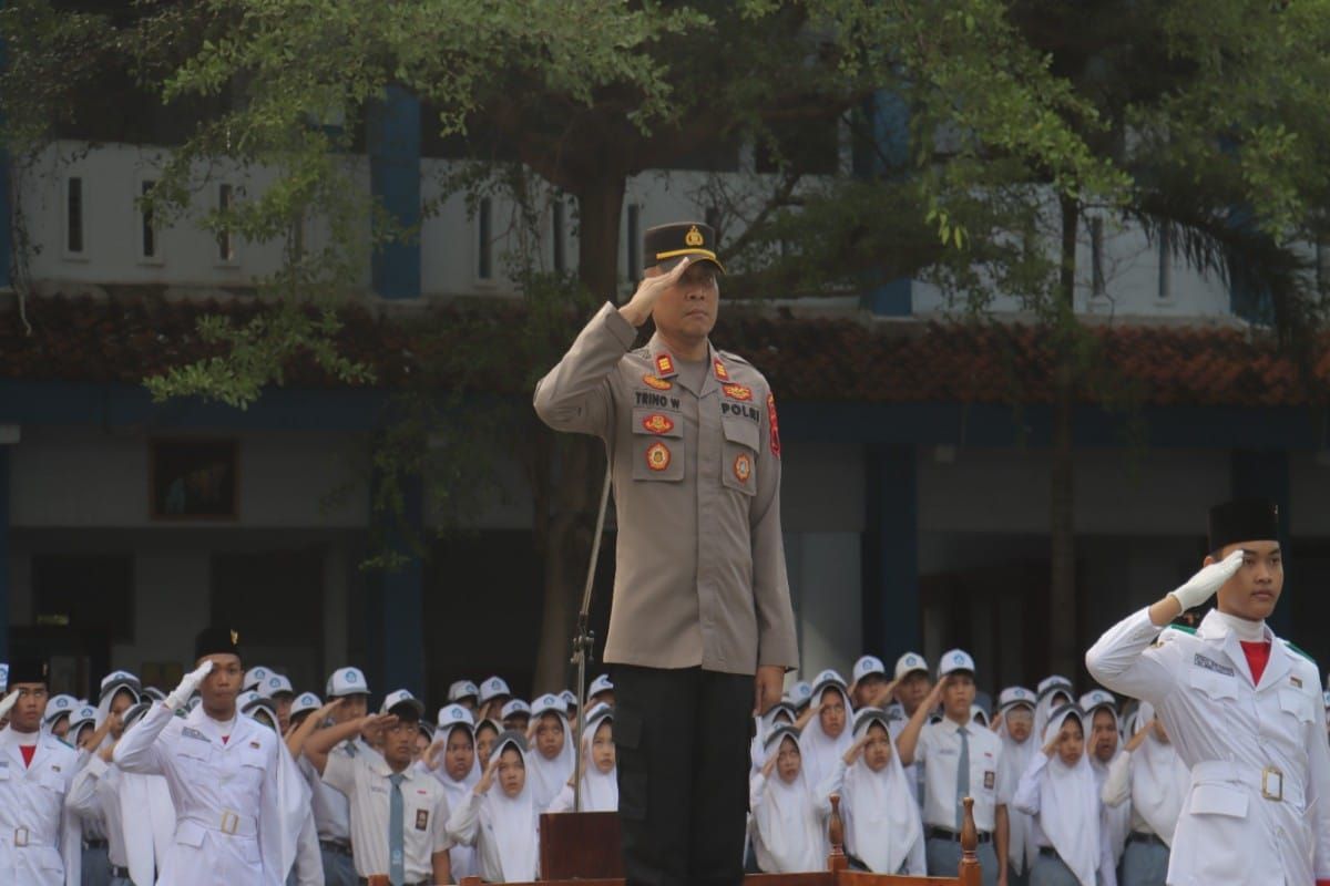 Polres Pemalang terjunkan bhabinkamtibmas jadi pembina upacara di sekolah