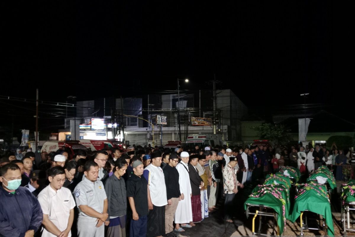 Tujuh jenazah korban kecelakaan maut di Bromo dimakamkan di Jember