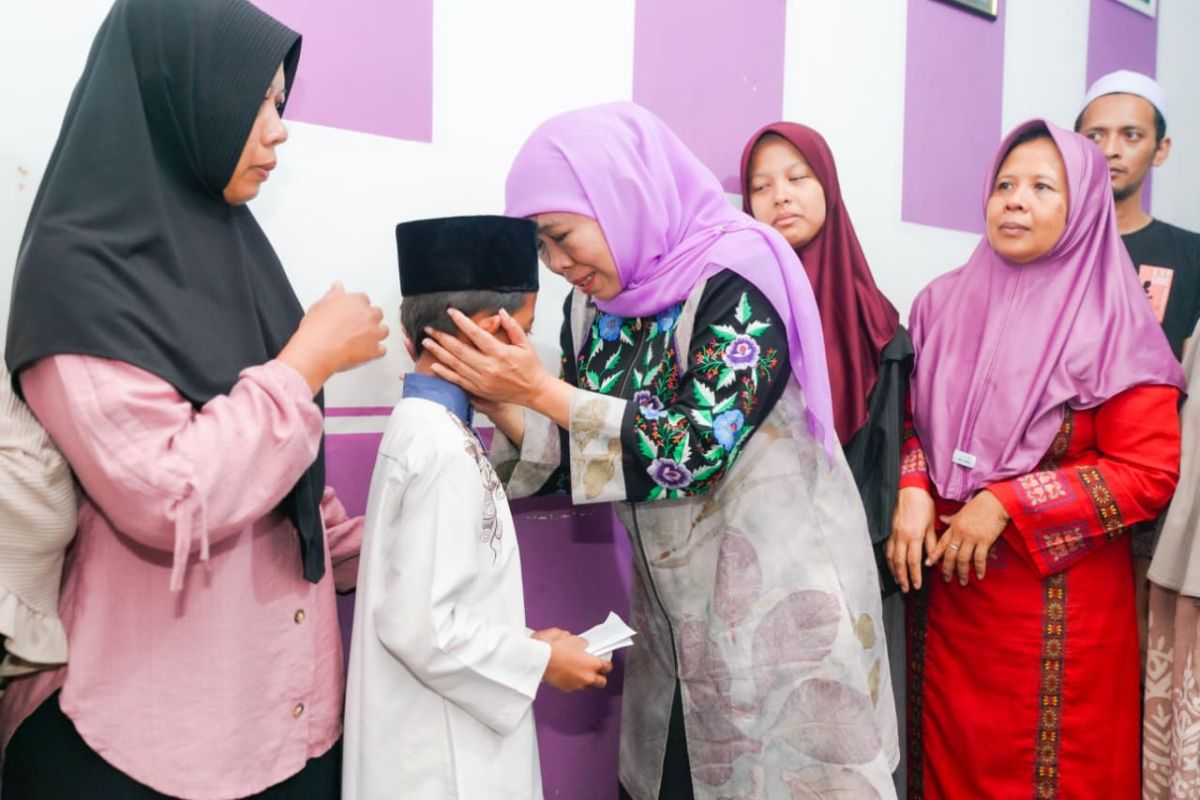 Khofifah takziah dan beri santunan keluarga korban kecelakaan di Bromo