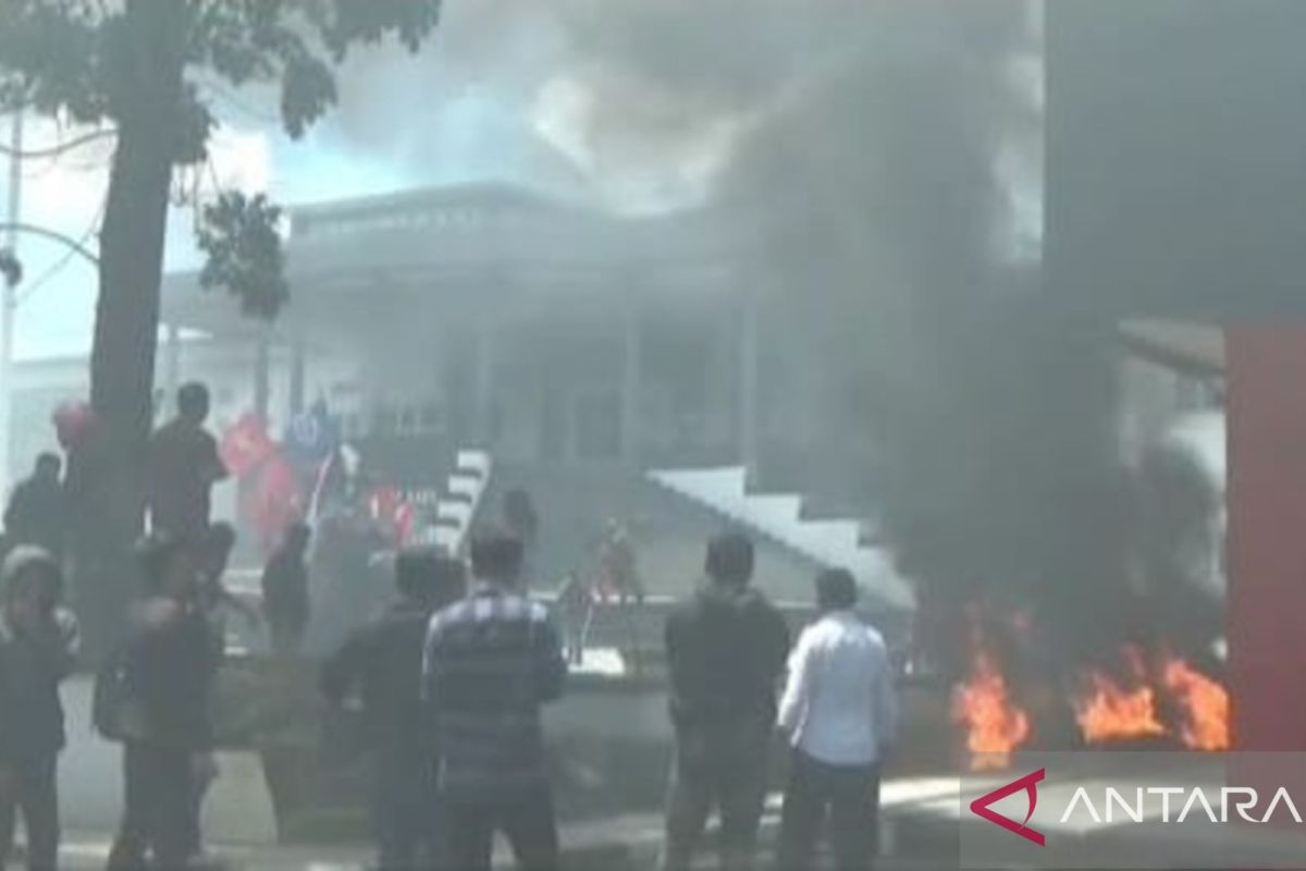 Ratusan mahasiswa demo DPRD Sultra tuntut segera sahkan RUU Perampasan Aset