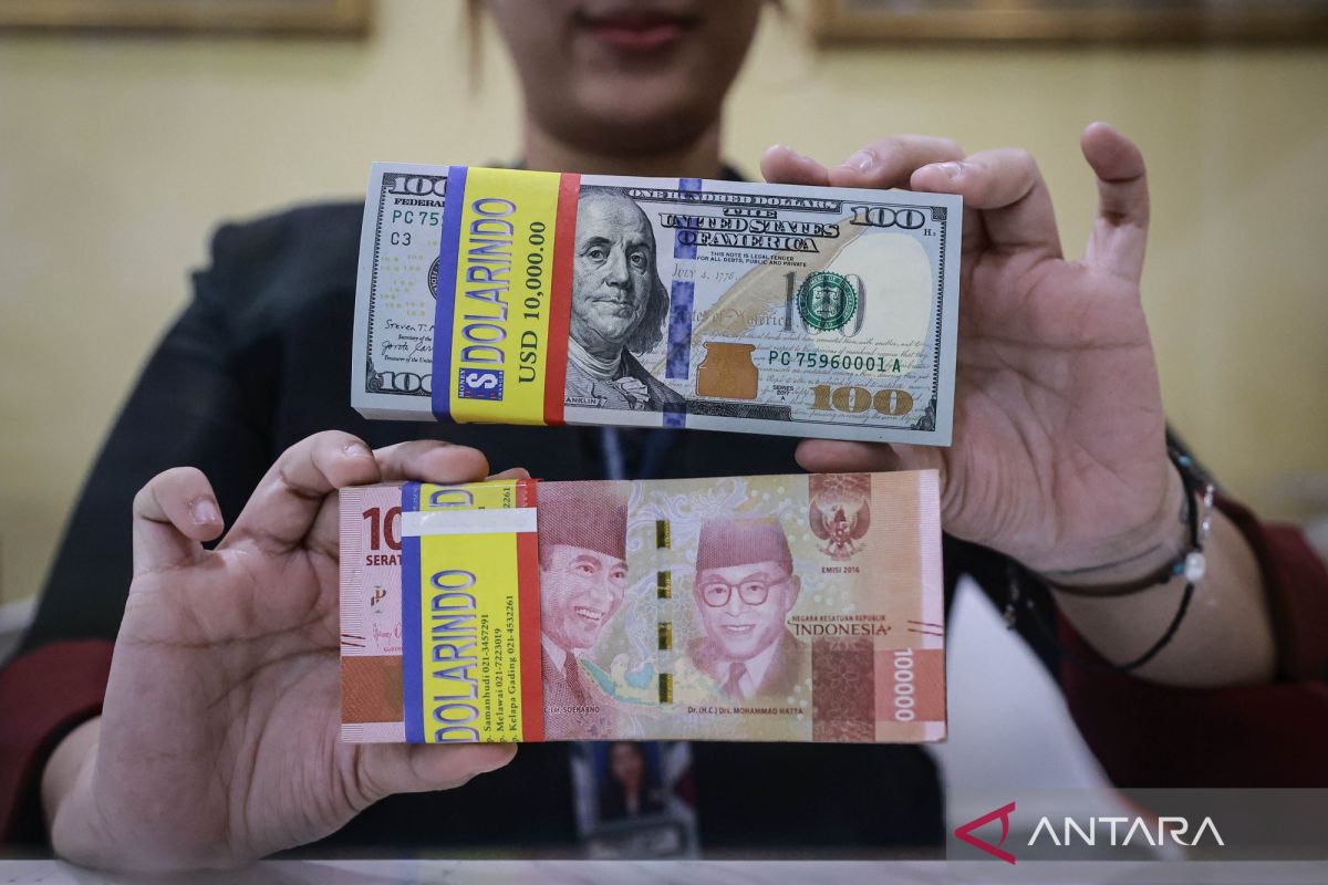 Rupiah melemah seiring pasar cermati lanjut pengalihan dana ke bank