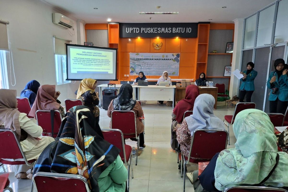 Poltekkes Kemenkes Tanjungpinang latih deteksi dini kaki diabetes dan senam kaki