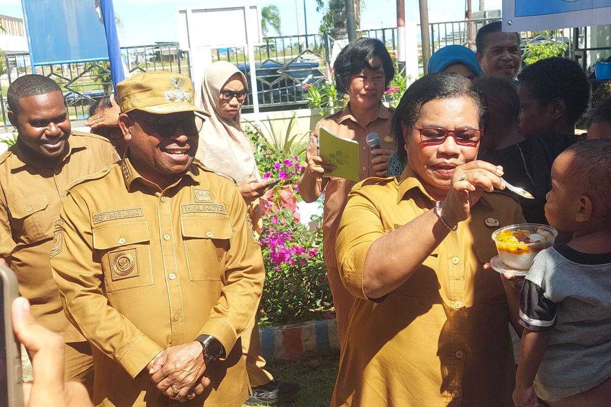 Pemkot Sorong salurkan makanan tambahan bergizi ke 48 penerima manfaat