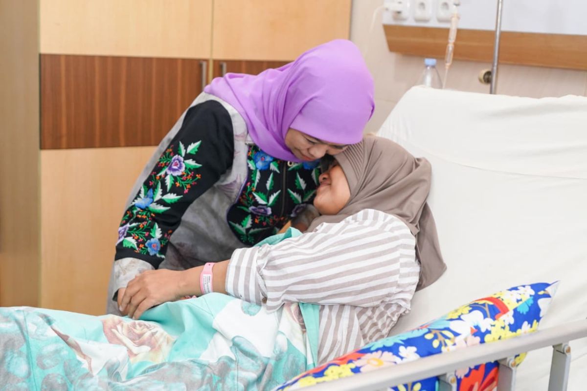 Khofifah jenguk korban luka kecelakaan maut di RSBS Jember