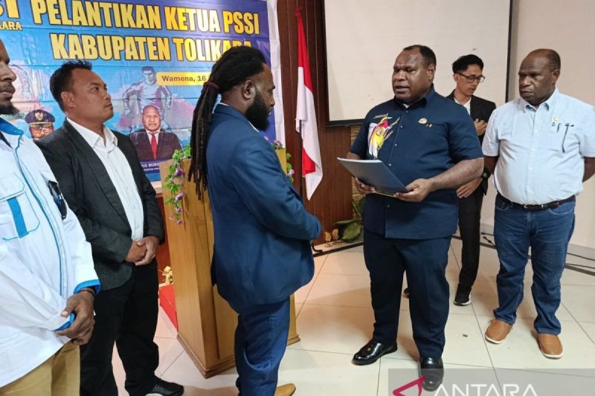 Ketua PSSI Papua Pegunungan melantik Ketua PSSI Tolikara