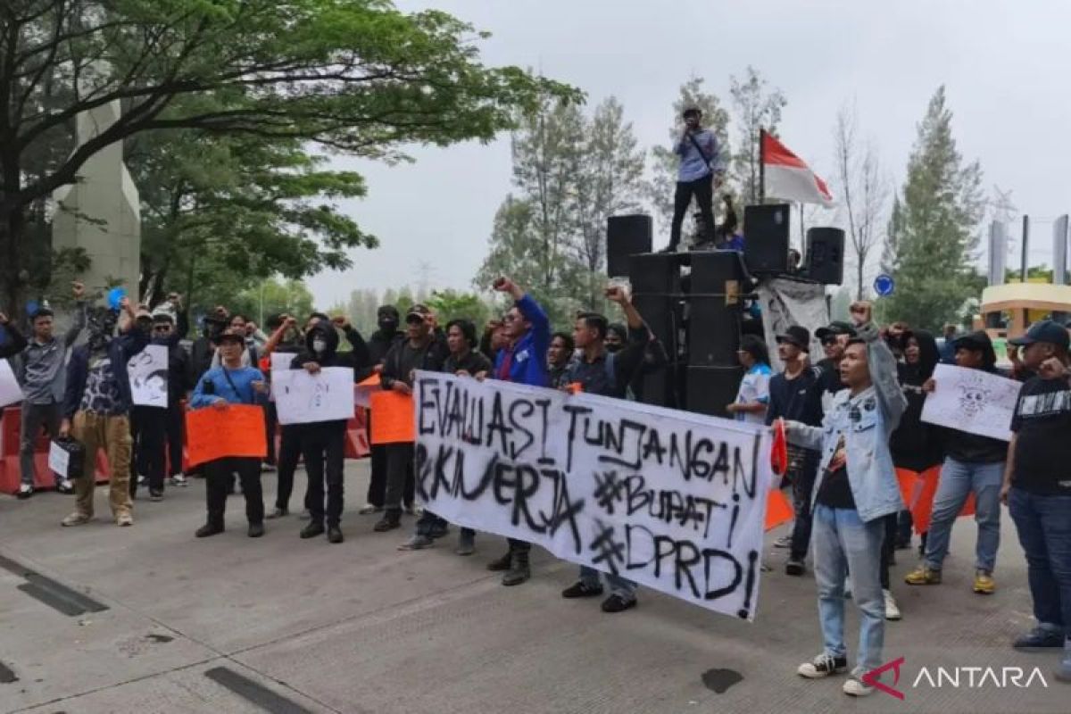 Aktivis mahasiswa-pemuda unjuk rasa desak revisi tunjangan DPRD Bekasi